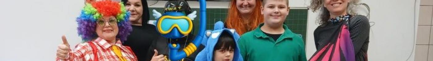 Schüler verkleidet im Fasching