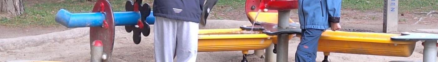 Schüler auf einem Spielplatz
