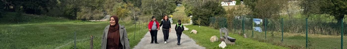 Schüler beim Wandern auf dem Weg