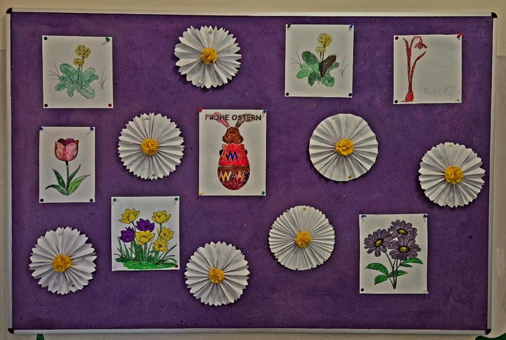 Pinwand mit gebastelten und gemalten Blumen