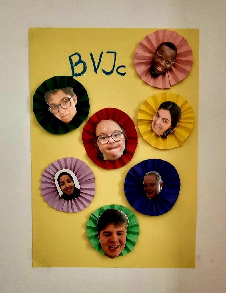 Klassenfoto im Blumenmotiv