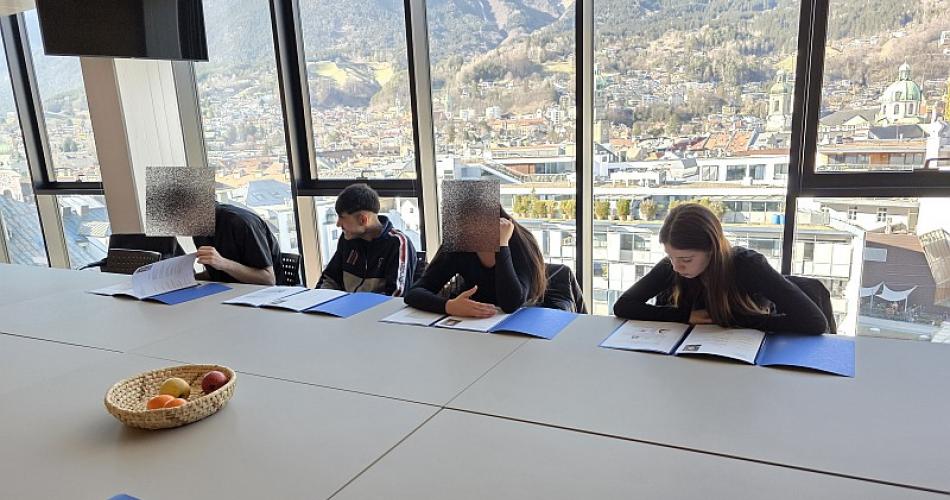 Schülergruppe im Besprechungsraum