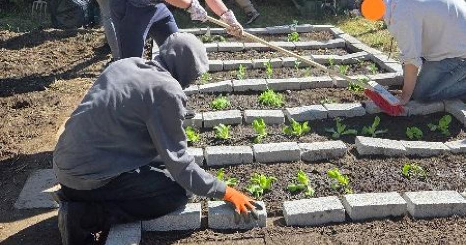 Schüler bei der Gartenarbeit