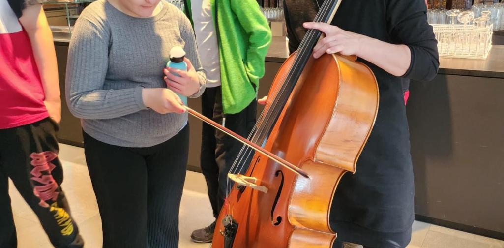 Bild Kind spielt Cello