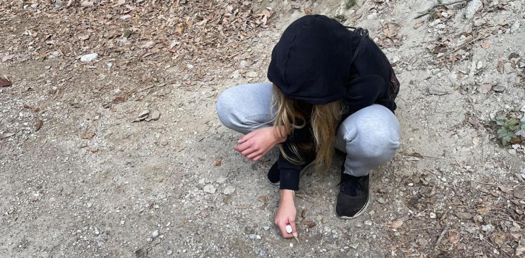 CB Schülerin auf dem Wanderweg