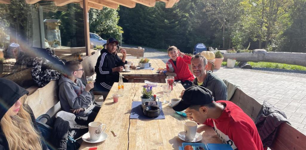 CB Schüler*innen und Lehrer beim Jausnen auf der Enzianhütte.