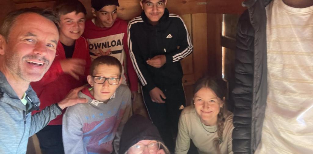 CB Alle Schüler*innen und Lehrer*innen sind im Holzhaus.