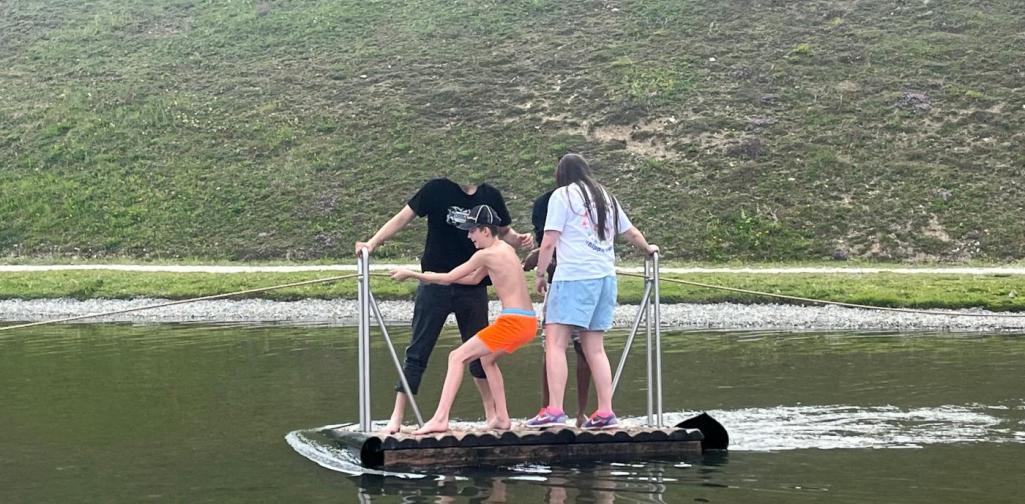 Schüler auf dem Floß