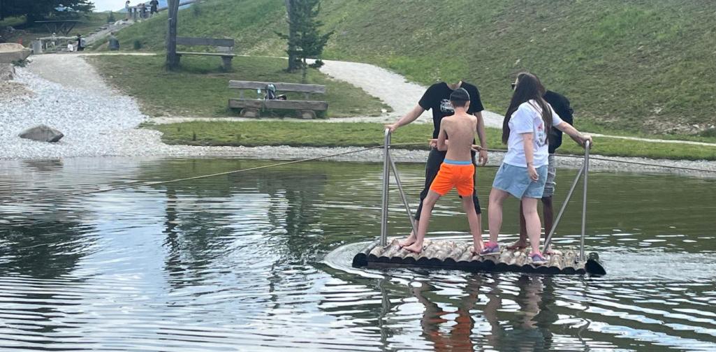 Schüler auf dem Floß