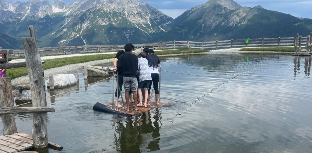 Schüler beim Floßfahren