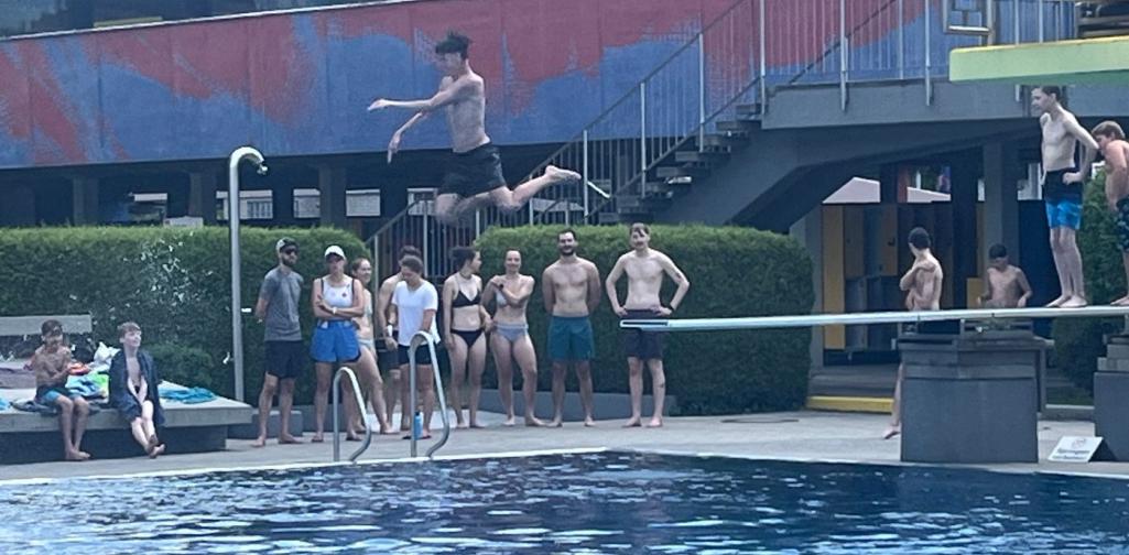 Schüler spring ins Wasser