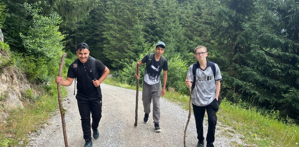 Schüler auf dem Weg zur Höttinger Alm